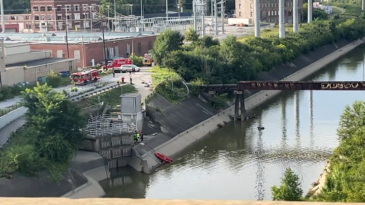 911 call reveals moment bystanders spotted overturned car in Mill Creek