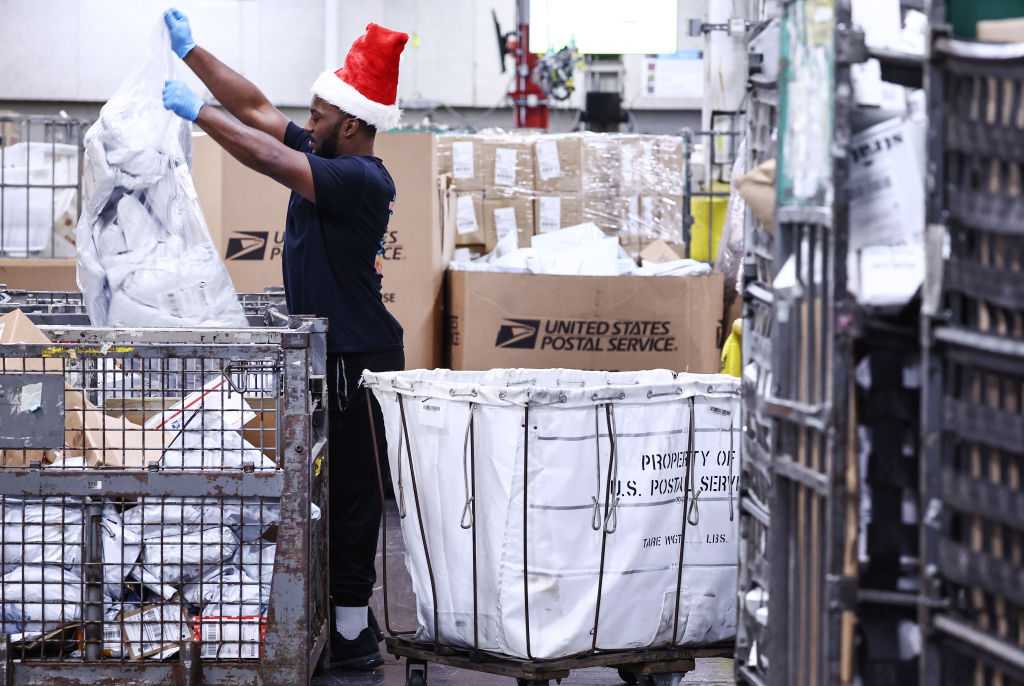 USPS announces 2026 holiday shipping deadlines for holiday delivery