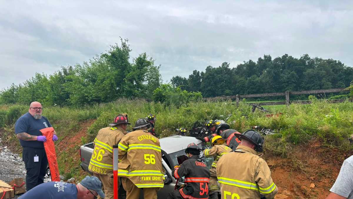 York County crash traps 2 people in vehicle