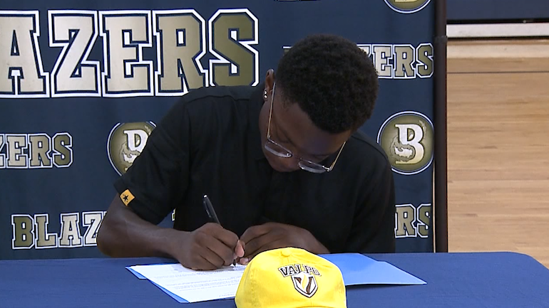 Bethesda Academy track star Christopher Wright signs with Valparaiso