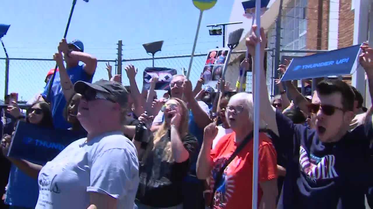 Fans pack Will Rogers International Airport to welcome Thunder home after sweeping Lakers