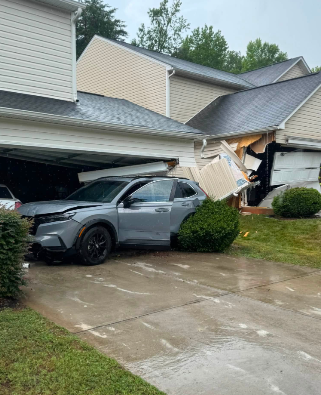 wxii12.com - Driver suffers medical episode, crashes into homes in Davidson County neighborhood, troopers say