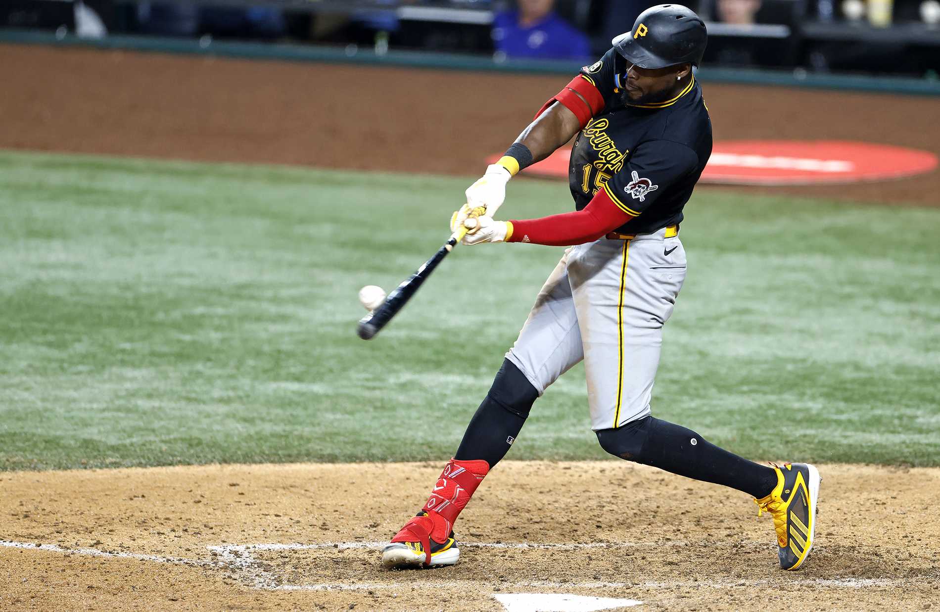 Oneil Cruz home run strikes top of foul pole at 116.9 mph