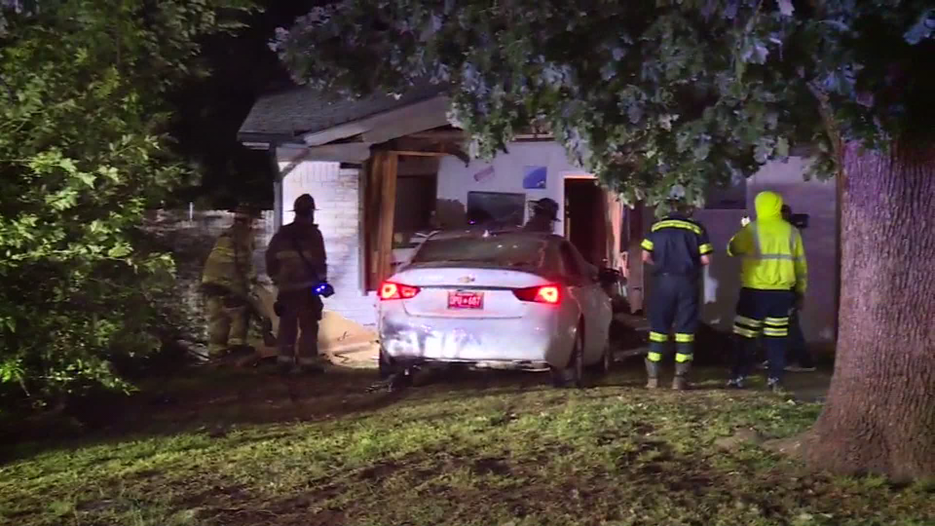 Police search for driver who crashed car into northwest Oklahoma City home
