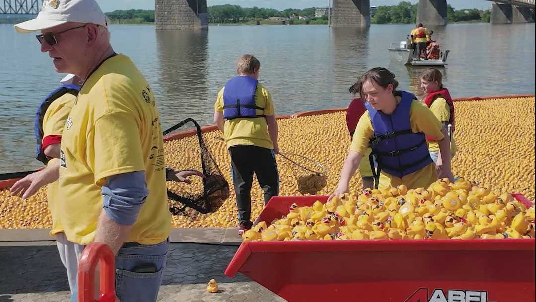 Ken-Ducky Derby fills Ohio River with thousands of rubber ducks for a good cause