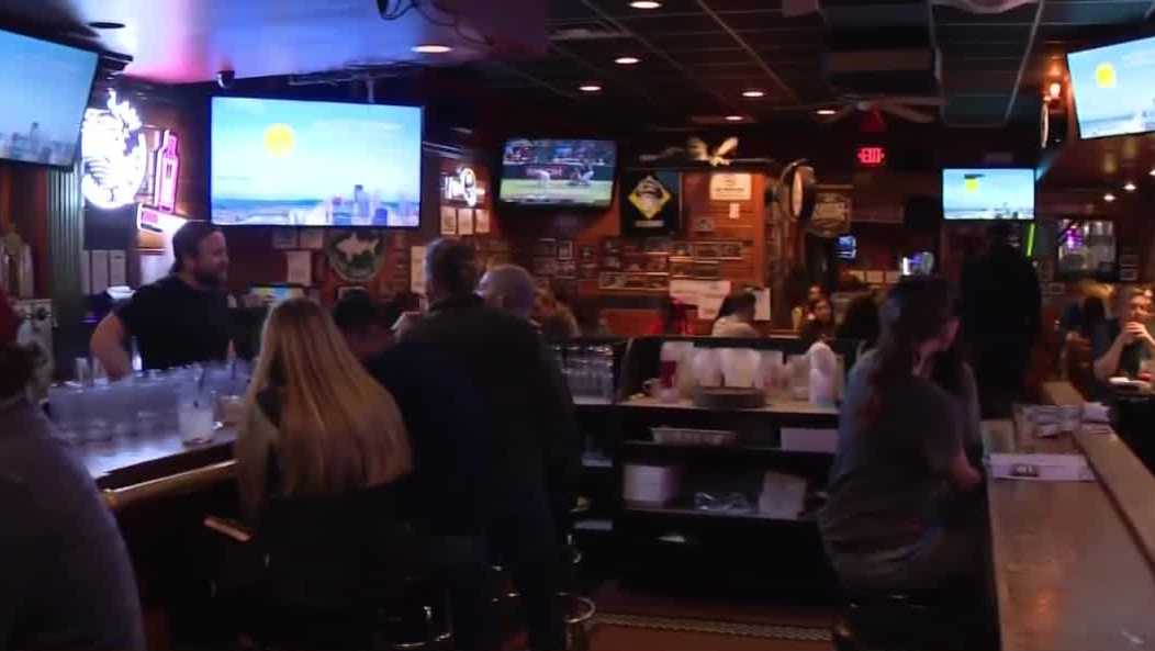 Patrons raise last glass at popular Pittsburgh bar on its final day of operation