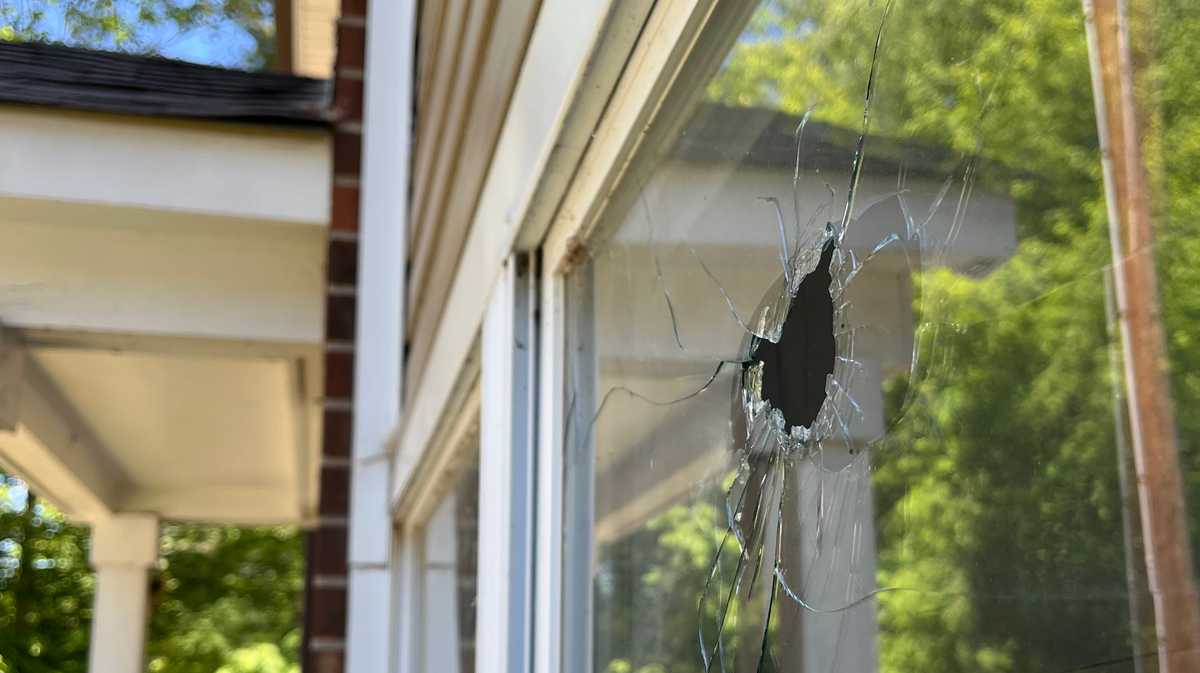 NC: Officers seek tips after shooting at apartments leaves 2 shot