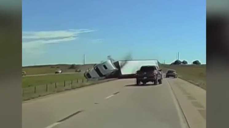 Wild dash camera video shows semi flip and nearly strike pickup on I-35