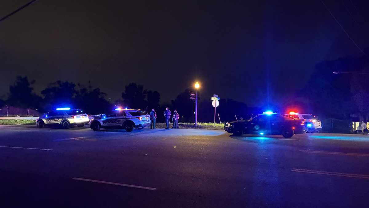 1 hospitalized after car plunges into Seminole County lake, first responders say