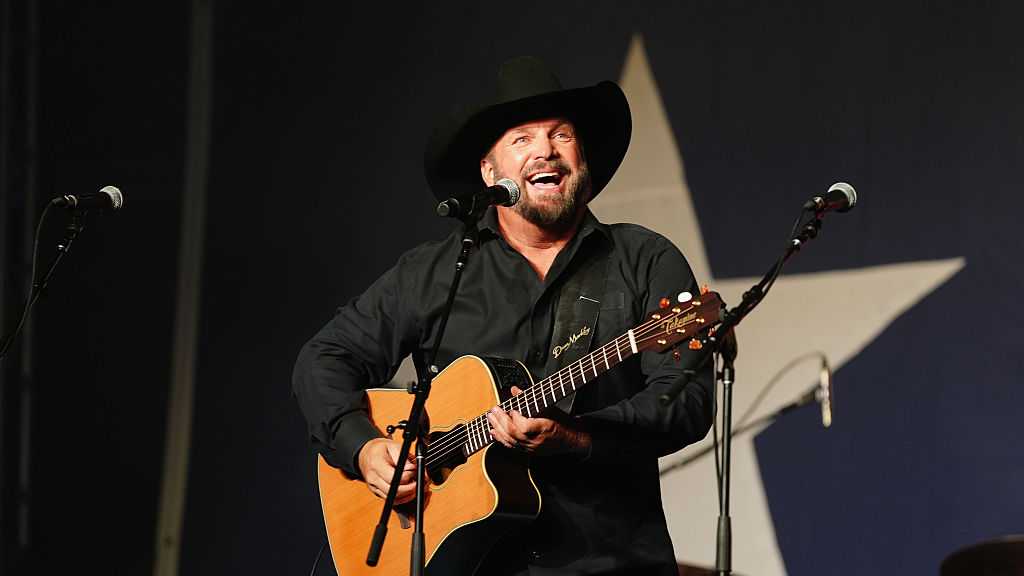 Garth Brooks adds third show in Orlando after sold-out dates