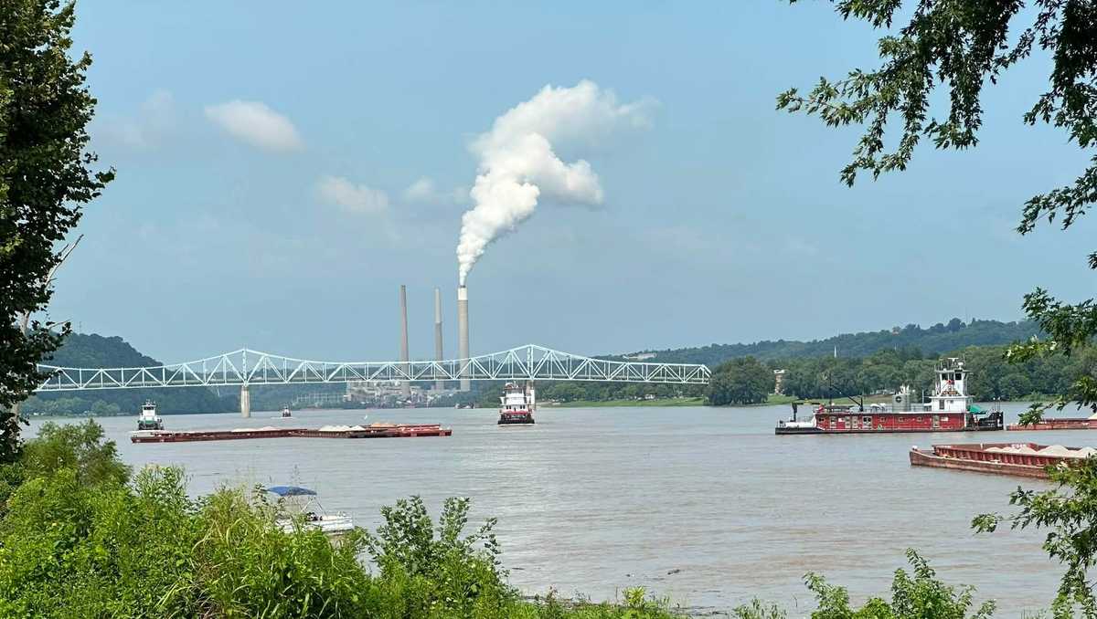 Barges break loose, shutting down bridge connecting Kentucky and Indiana