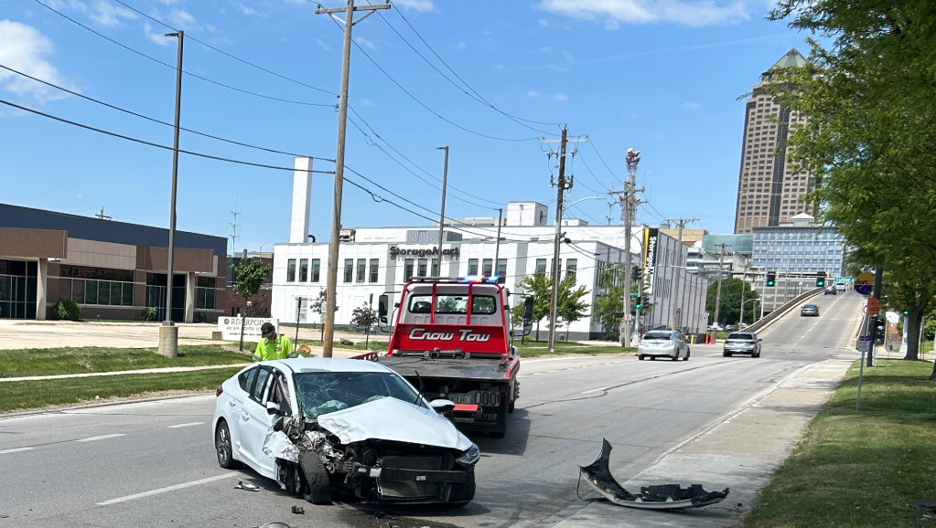 SW 8th Street temporarily closed near downtown Des Moines after crash