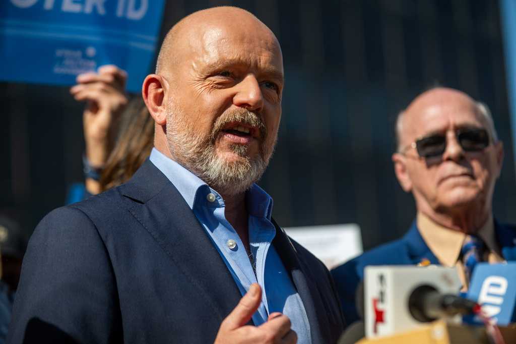 Republican Steve Hilton advances to the general election for governor in California
