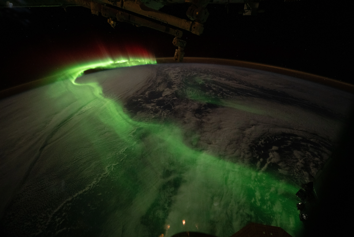 芸術写真 Aurora Dance 110/1000 ISS astronauts capture dancing aurora in time-lapse video - WESH