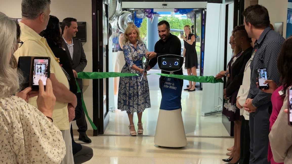 Palm Beach Children's Hospital introduces new AI-enhanced therapeutic robot