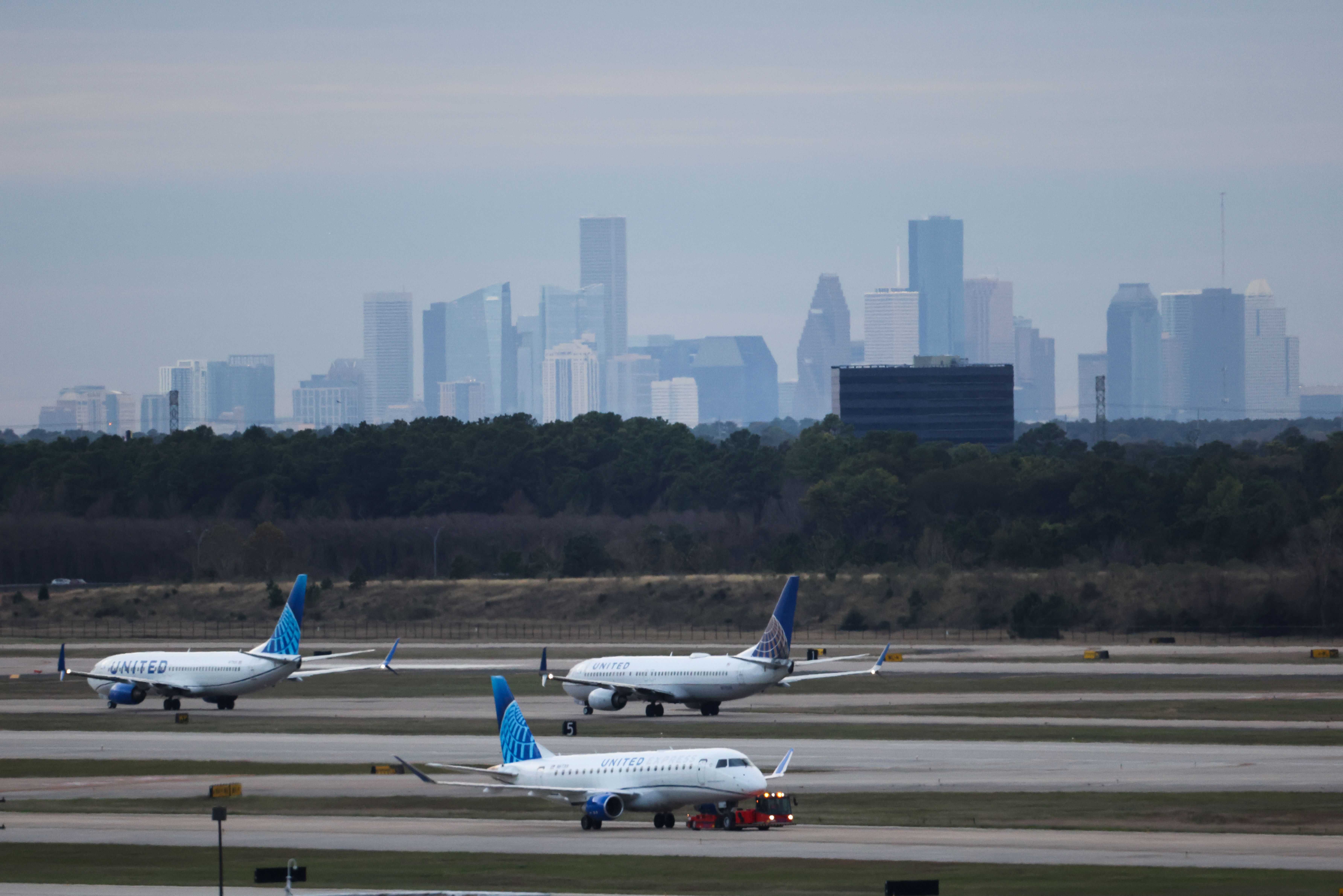 Flight returns to Houston airport after windshield cracks shortly after takeoff