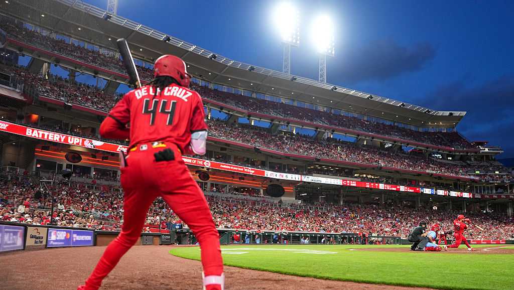Elly De La Cruz placed on 10-day IL, Reds calling up No. 3 prospect Arroyo