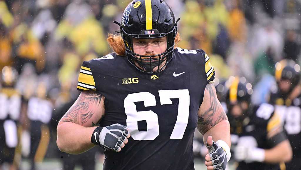 Draft Trade | Pittsburgh Steelers trade up to select Iowa offensive lineman Gennings Dunker