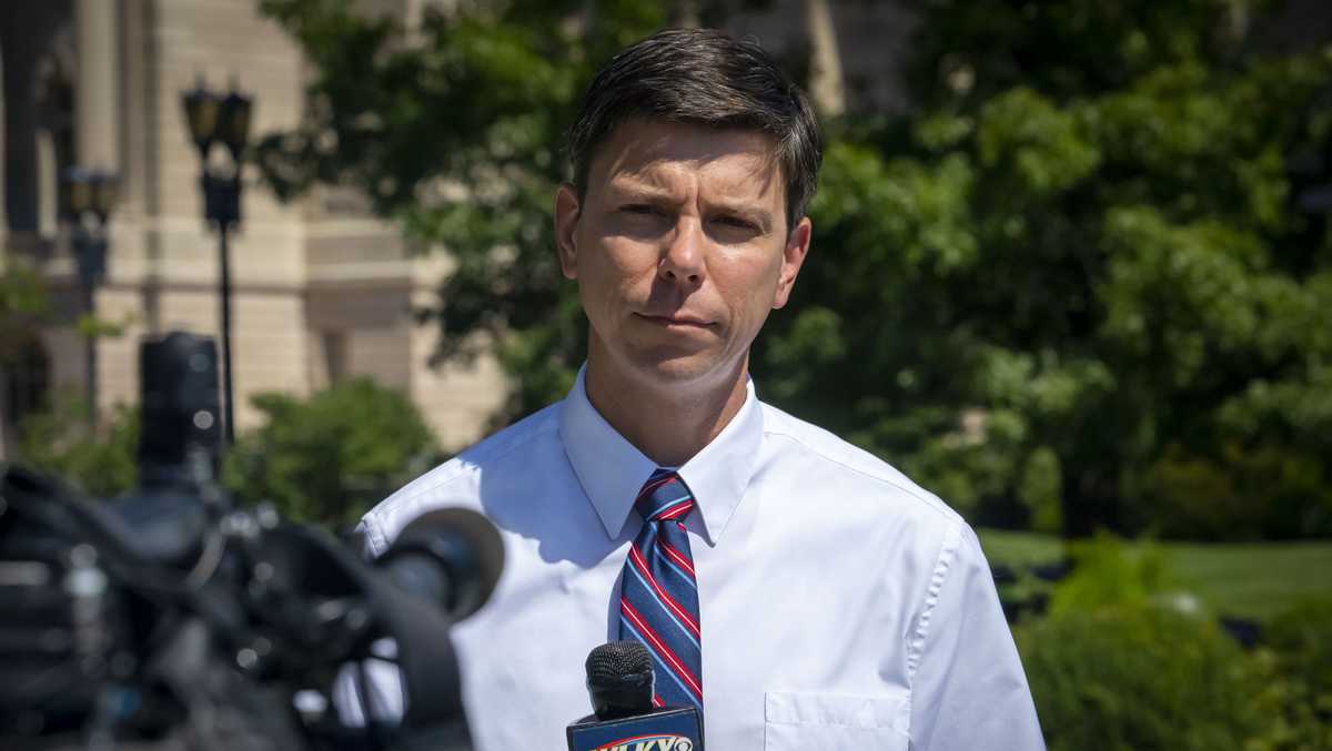 Tributes pour in for WLKY reporter Mark Vanderhoff