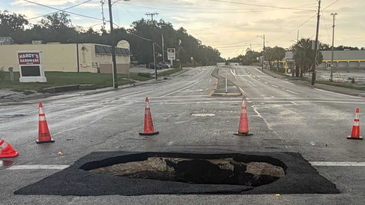 Hole in roadway prompts intersection closure in Lakeland, police say