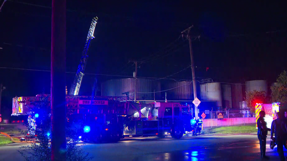 Fire breaks out at Des Moines business; no injuries reported