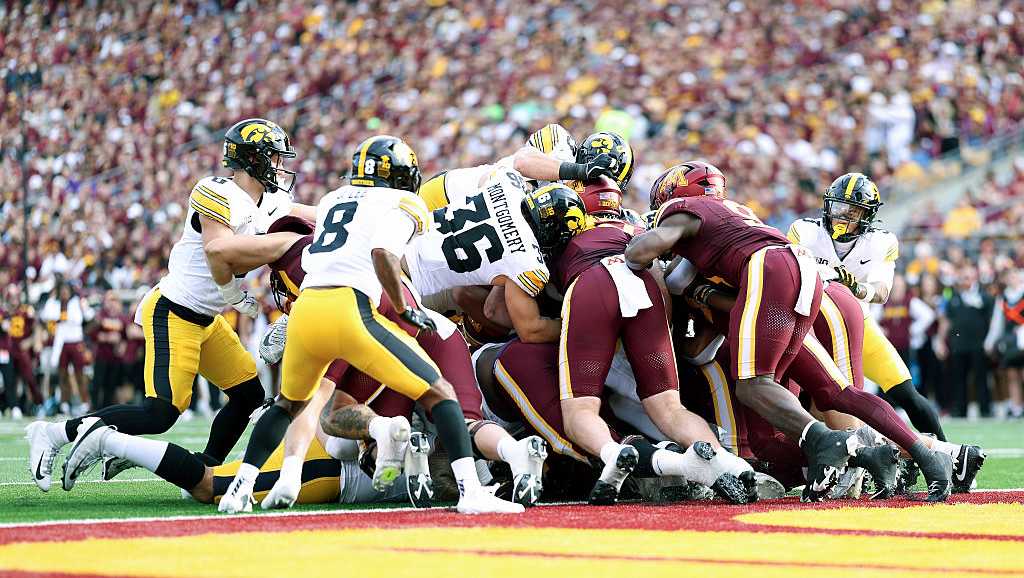 Photo: KCCI MINNEAPOLIS, MINNESOTA - OCTOBER 24: Drake Lindsey #5 of the Minnesota Golden Gophers runs with the ball against the Iowa