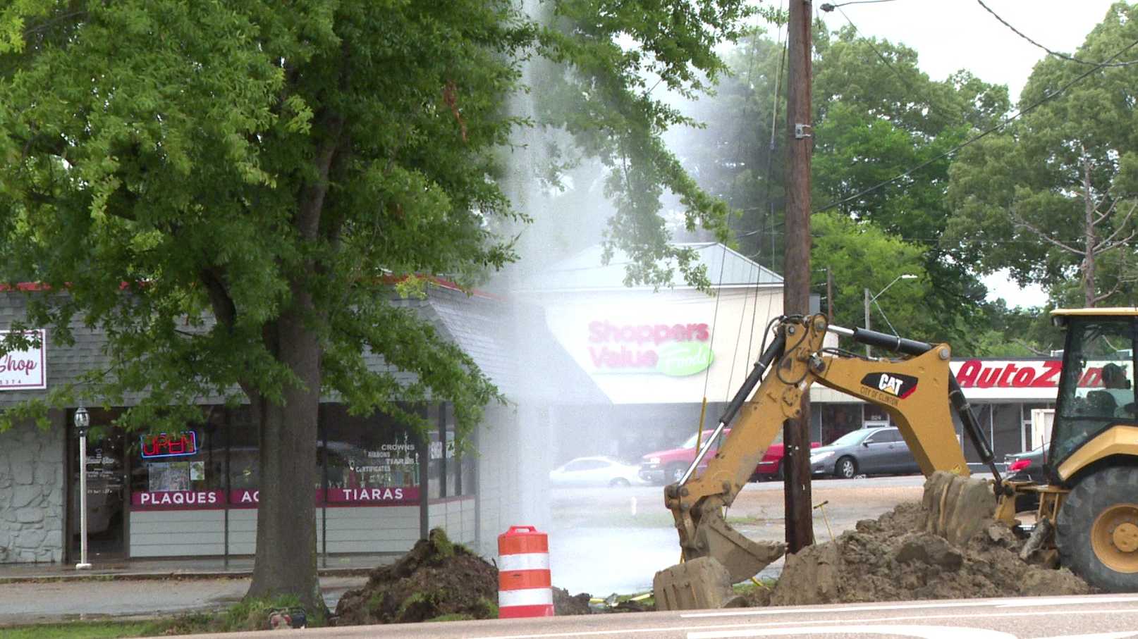 Water main break sends water shooting into air in Clinton