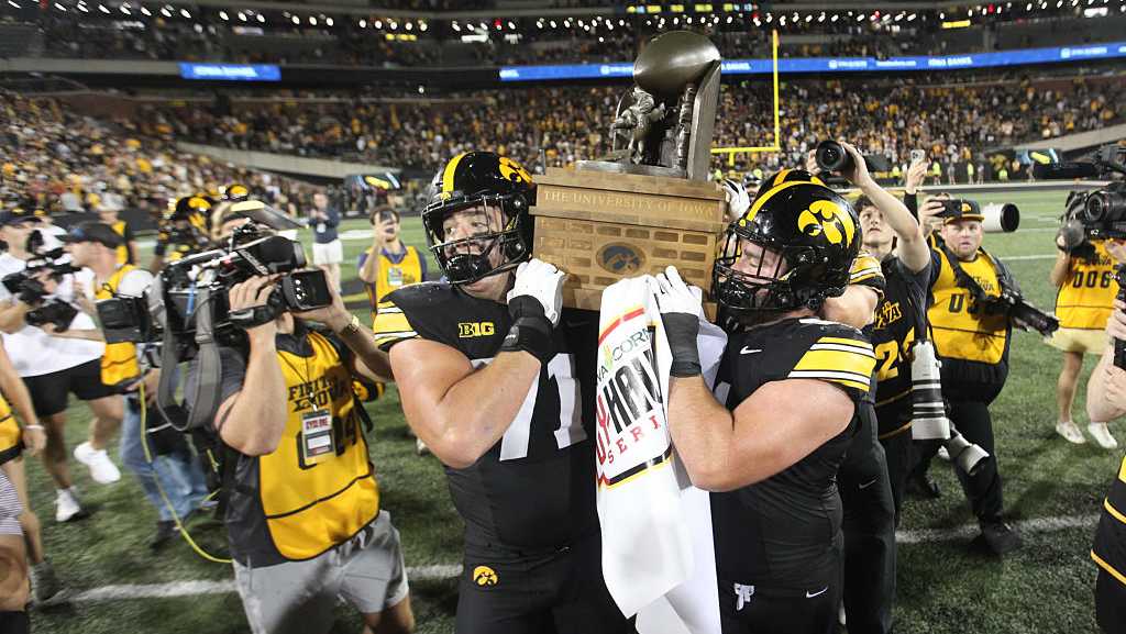 Iowa climbs to No. 18 after beating Iowa State 16-13
