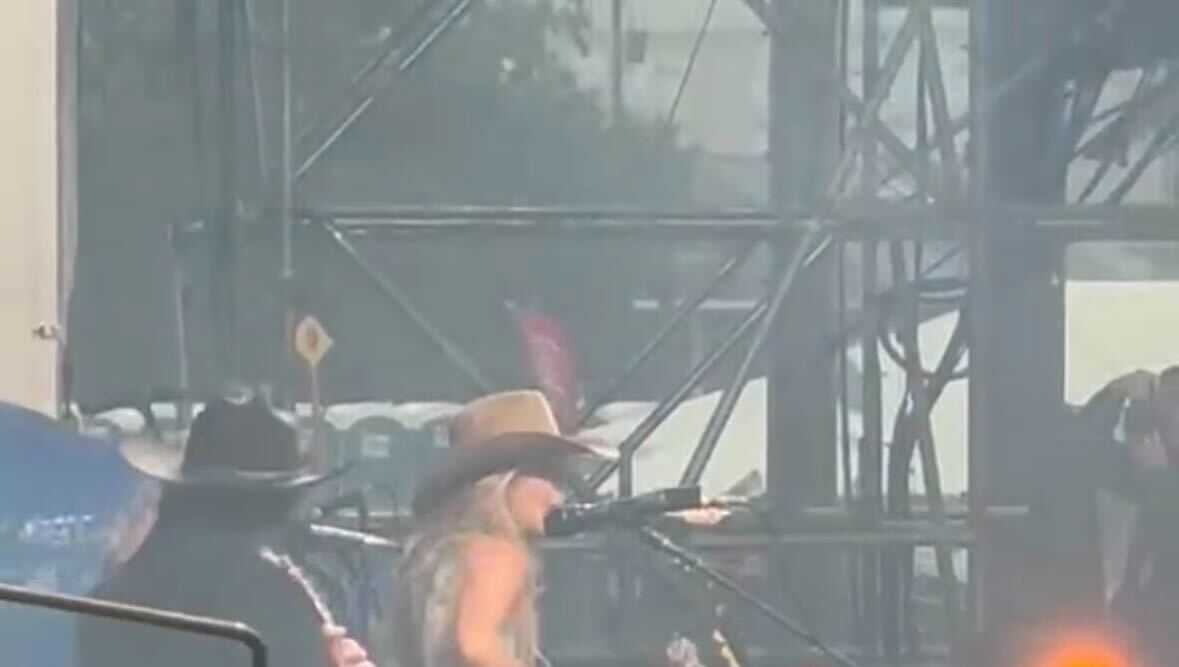 Watch Lainey Wilson give it her all in the pouring rain at Jazz Fest in New Orleans