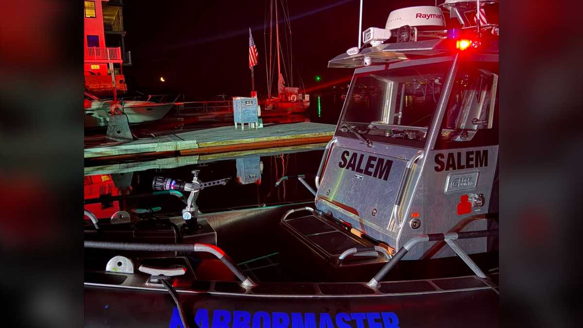 5 injured, taken to hospital after late-night boat crash on North Shore