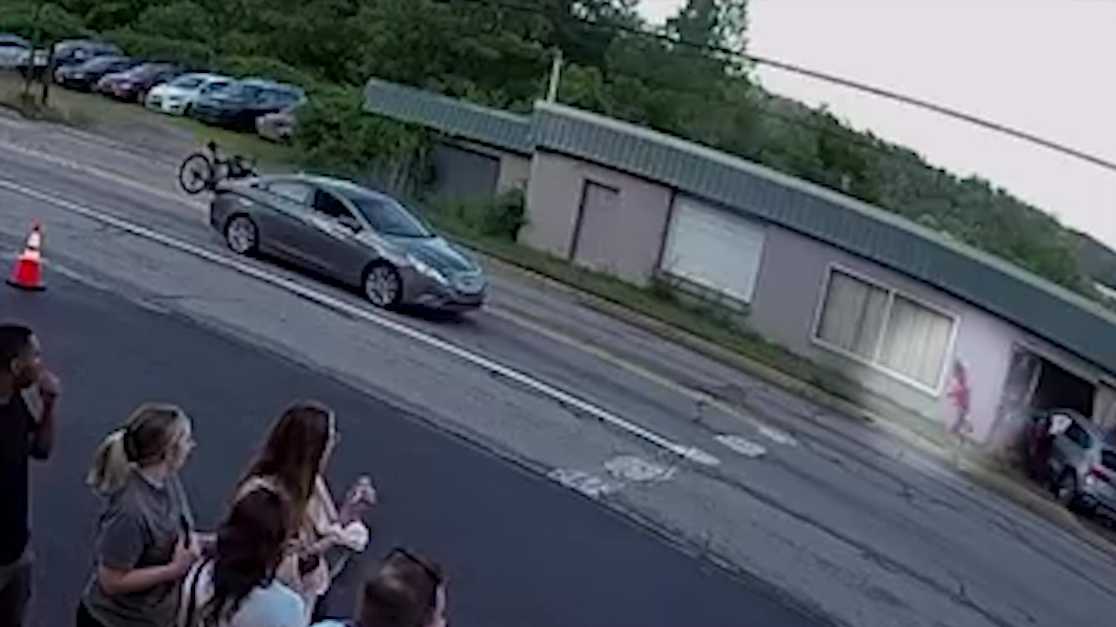 Suspect runs from police after crashing car into building across from Pittsburgh ice cream shop