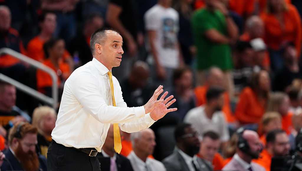 Hawkeyes basketball coach Ben McCollum signs contract extension at Iowa