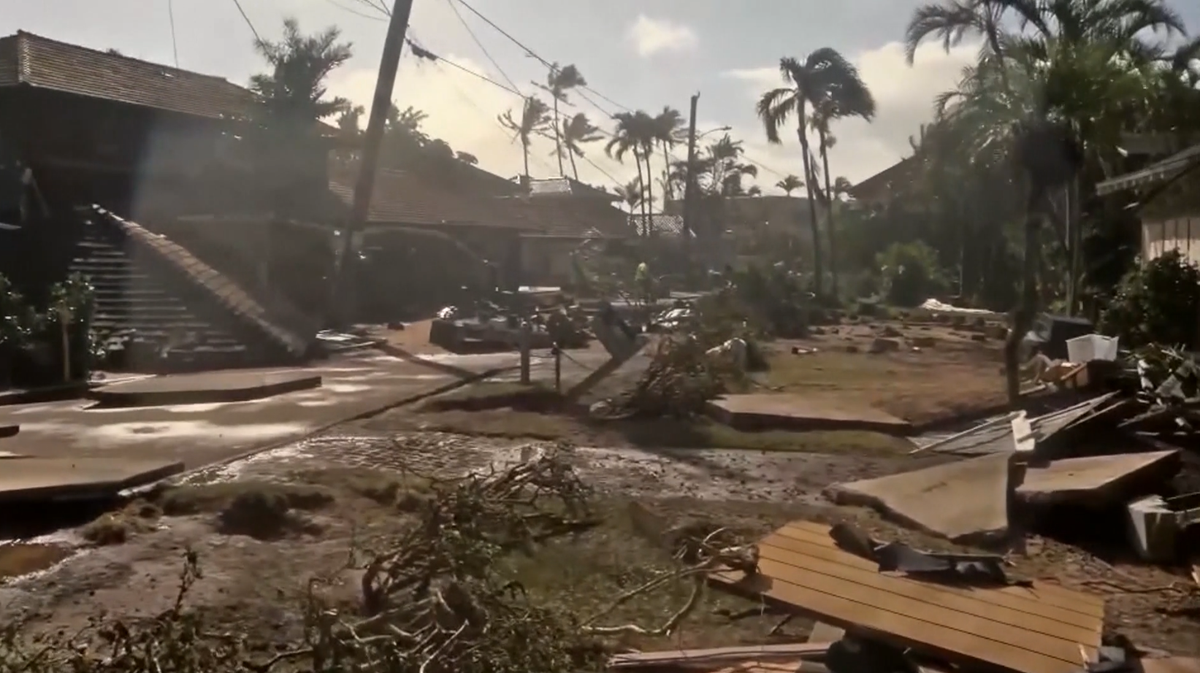 Coverage image for: Hurricane Lowell leaves major impacts in Hawaii and triggers first-ever tornado watch.