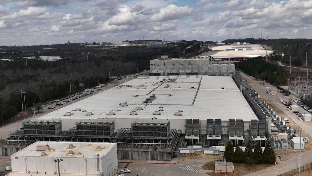 Maine lawmakers pass nation's first moratorium on data centers