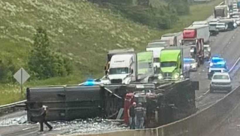 Tractor-trailer overturns on I-20 in St. Clair County, spilling scrap metal