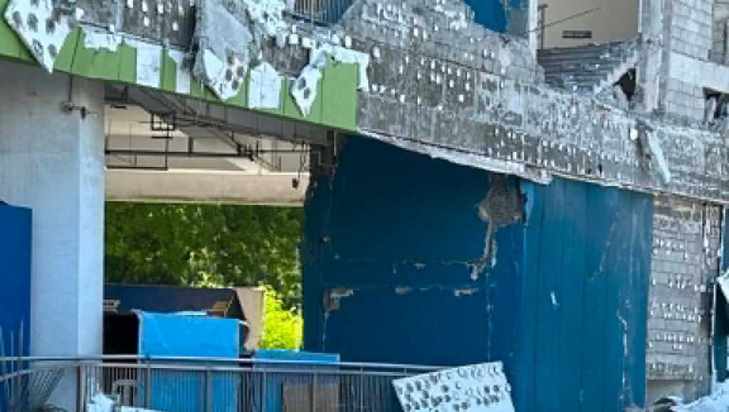 A 7.8 magnitude earthquake in the southern Philippines causes 4 deaths, damage and a tsunami
