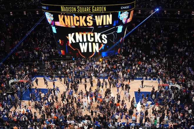 Players and fans celebrate after the New York Knicks&amp;#39; victory over the San Antonio Spurs in Game 4 of the NBA Finals basketball series, Wednesday, June 10, 2026, in New York.