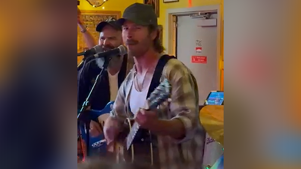 Video shows actor Glen Powell singing at Georgia bar - WISN