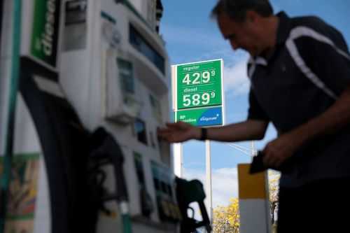 Oil is plunging, but don't expect $3 gas anytime soon. Here's why