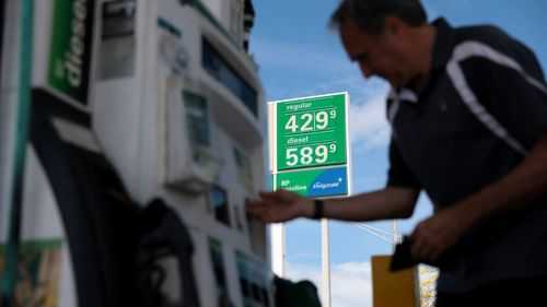 Oil is plunging, but don't expect $3 gas anytime soon. Here's why