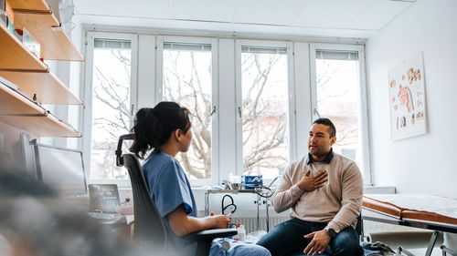 Men face a higher risk of cardiovascular disease earlier than women, so experts recommend seeing a doctor for regular check-ups.