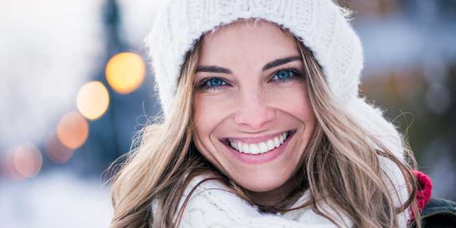 Woman&#x20;smiling&#x20;in&#x20;winter&#x20;clothing