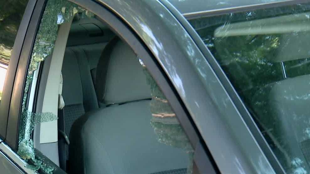 Camera catches vandal smashing windshield of car in Vancouver