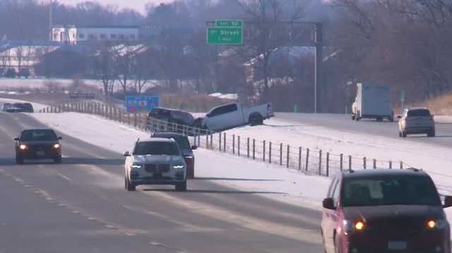 Dozens of cars in ditch on I-35 - Vimarsana News