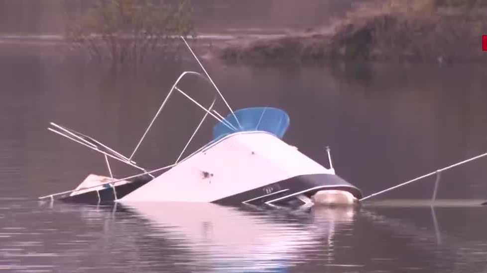 Sacramento rescuers respond to sunken boat on American River