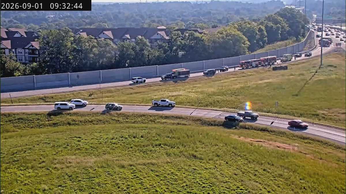 Traffic: Rollover crash blocks I-64 ramp to Blankenbaker Parkway - WLKY