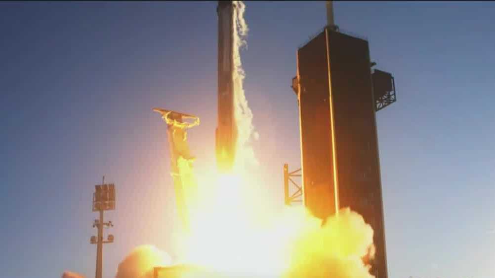 Vụ phóng tên lửa Falcon 9 đánh dấu năm khám phá không gian mới ở Cape Canaveral