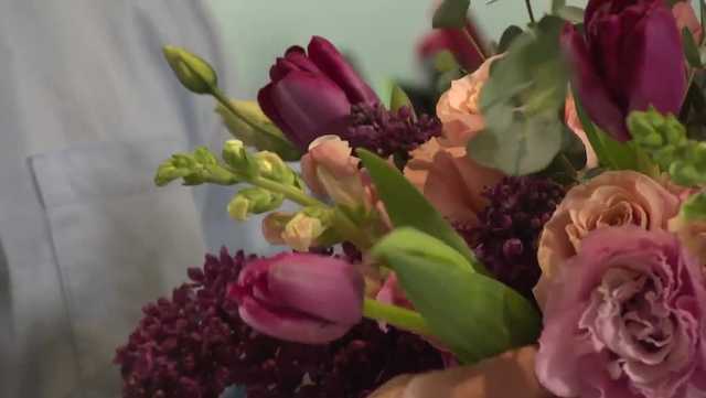 Gifts including flowers, jewelry for mom will cost more this year - Vimarsana News