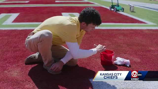 KC actor goes from Chiefs fan to eating Snickers with Andy Reid - Vimarsana News