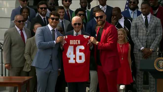 KC's Patrick Mahomes and Travis Kelce gift jersey to Joe Biden